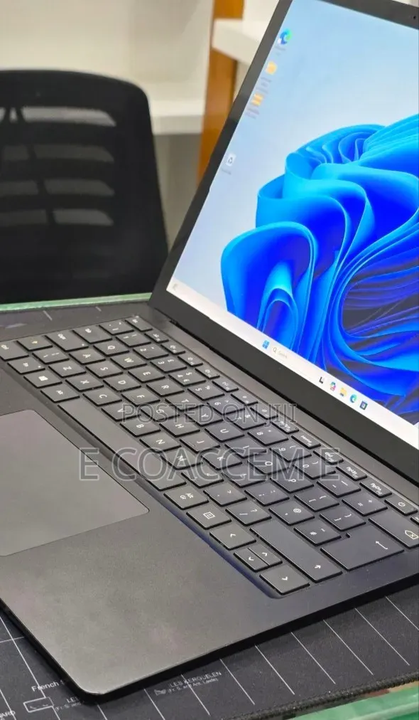 New Laptop Microsoft Surface 16GB Intel Core i7 SSD 512GB