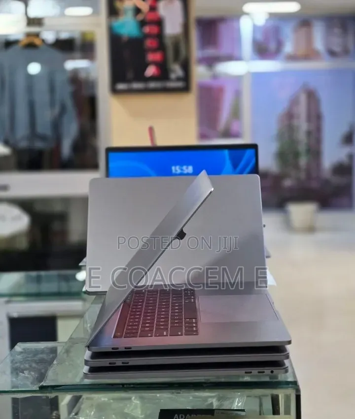 New Laptop Apple MacBook 16GB Intel Core i7 SSD 512GB