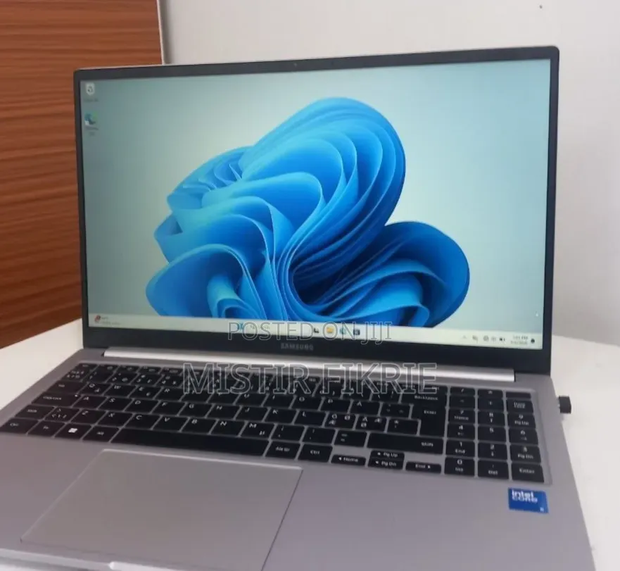 New Laptop Samsung Galaxy Book4 8GB Intel Core Ultra 5 SSD 512GB