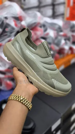 Qipinchao Slip-on Knit Sneaker Features a Thick, Cushioned Sole