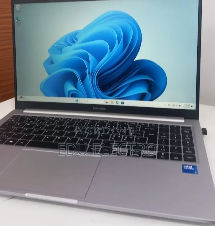 New Laptop Samsung Galaxy Book4 8GB Intel Core 5 SSD 512GB