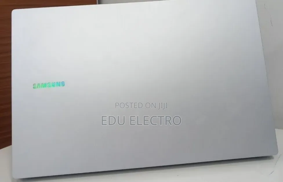 New Laptop Samsung Galaxy Book4 8GB Intel Core 5 SSD 512GB