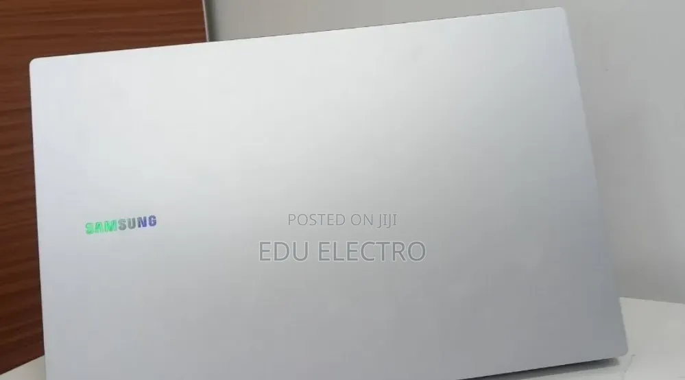 New Laptop Samsung Galaxy Book4 8GB Intel Core 5 SSD 512GB