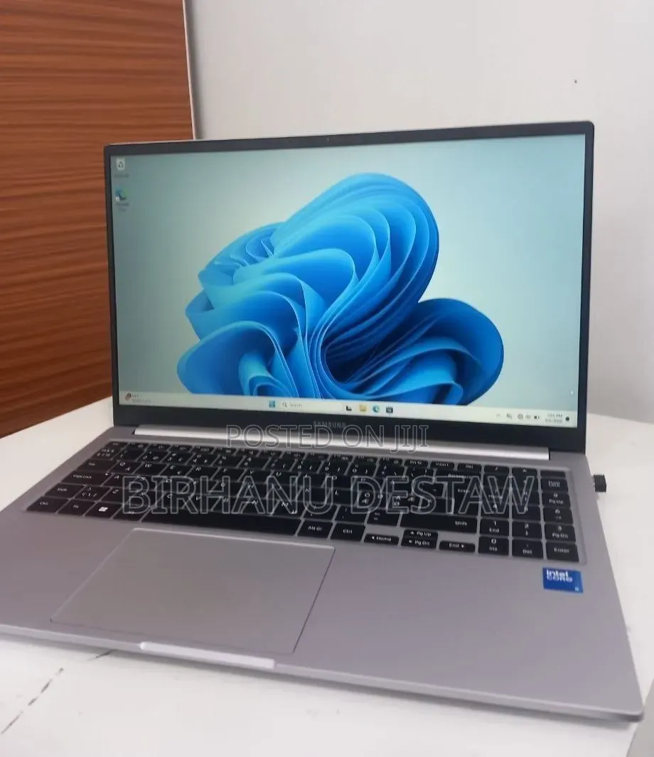 New Laptop Samsung Galaxy Book4 8GB Intel Core 5 SSD 512GB