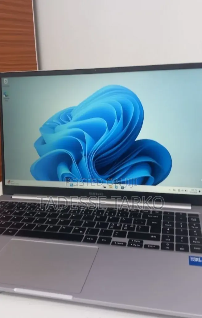 New Laptop Samsung Galaxy Book4 8GB Intel Core 5 SSD 512GB