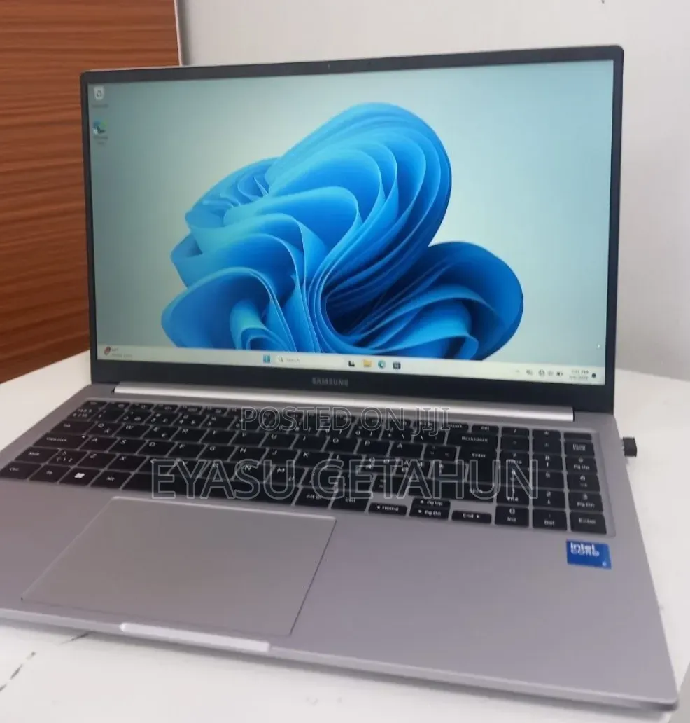 New Laptop Samsung Galaxy Book4 8GB Intel Core 5 SSD 512GB