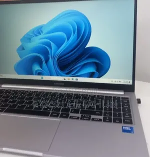 New Laptop Samsung Galaxy Book4 8GB Intel Core 5 SSD 512GB