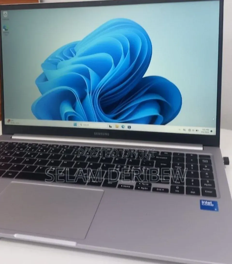 New Laptop Samsung Galaxy Book4 8GB Intel Core i5 SSD 512GB