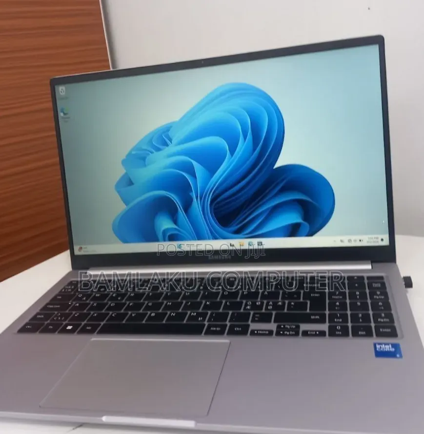 New Laptop Samsung Galaxy Book4 8GB Intel Core 5 SSD 512GB