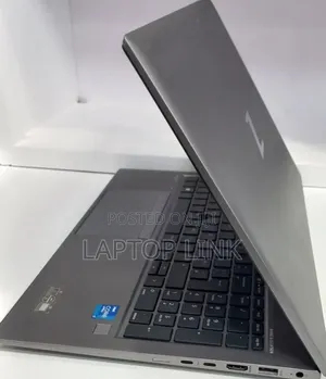 New Laptop HP ZBook Firefly G8 16GB Intel Core i7 SSD 512GB