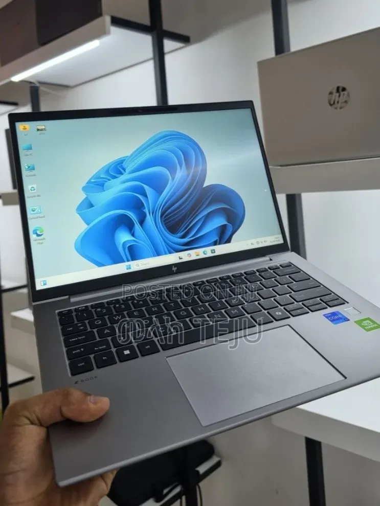 New Laptop HP ZBook Firefly G9 16GB Intel Core i7 SSD 512GB