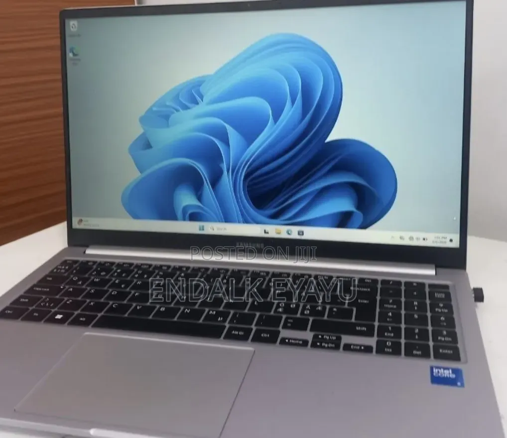 New Laptop Samsung Galaxy Book4 8GB Intel Core 5 SSD 512GB