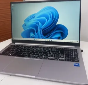 New Laptop Samsung Galaxy Book4 8GB Intel Core i5 SSD 512GB