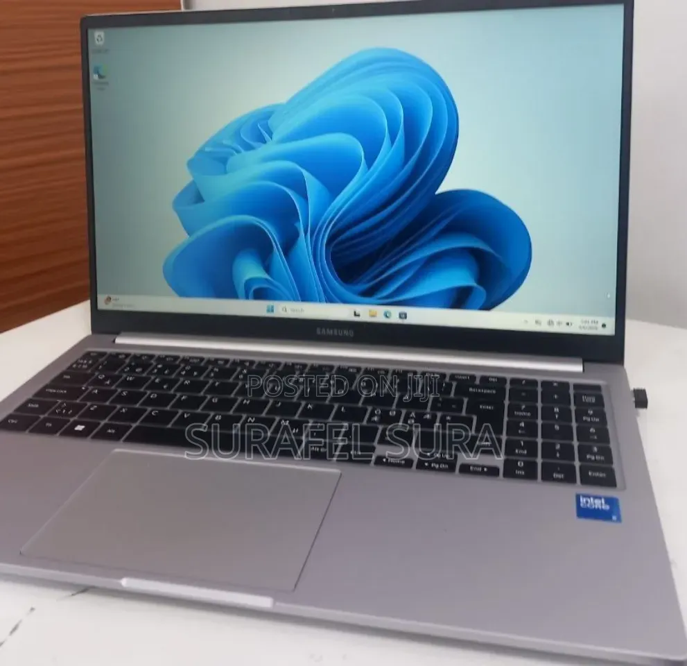 New Laptop Samsung Galaxy Book4 8GB Intel Core i5 SSD 512GB
