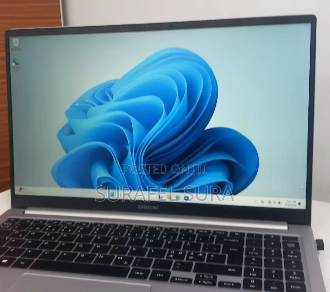 New Laptop Samsung Galaxy Book4 8GB Intel Core i5 SSD 512GB
