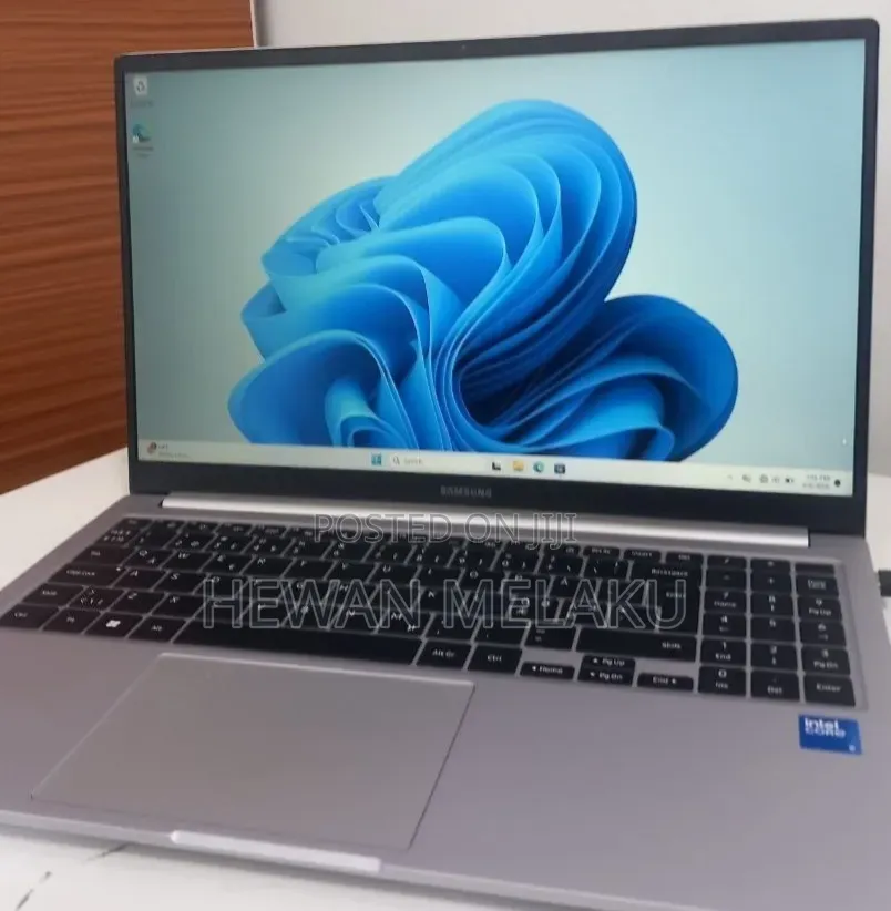 New Laptop Samsung Galaxy Book4 8GB Intel Core 5 SSD 512GB