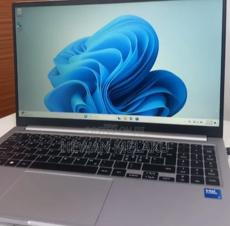 New Laptop Samsung Galaxy Book4 8GB Intel Core 5 SSD 512GB