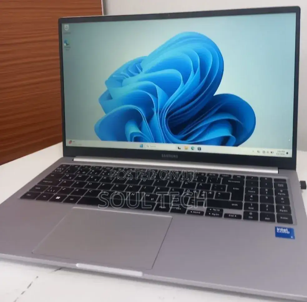 New Laptop Samsung Galaxy Book4 Pro 8GB Intel Core 5 SSD 512GB