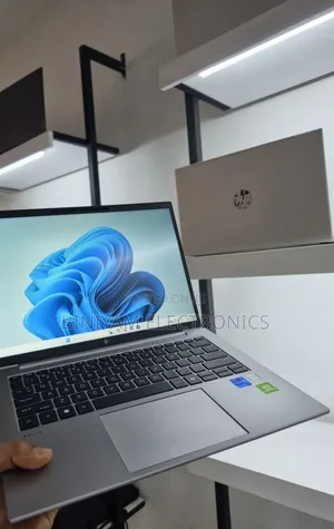 New Laptop HP ZBook Firefly G9 16GB Intel Core i7 SSD 512GB