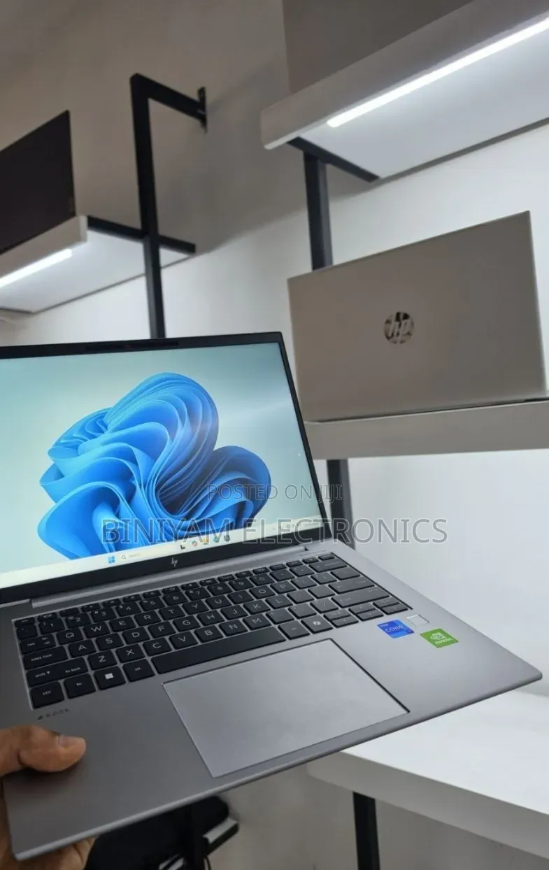 New Laptop HP ZBook Firefly G9 16GB Intel Core i7 SSD 512GB