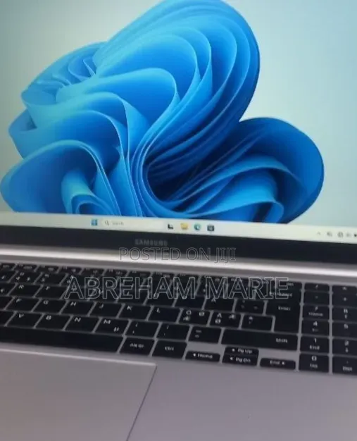 New Laptop Samsung Galaxy Book4 8GB Intel Core 5 SSD 512GB