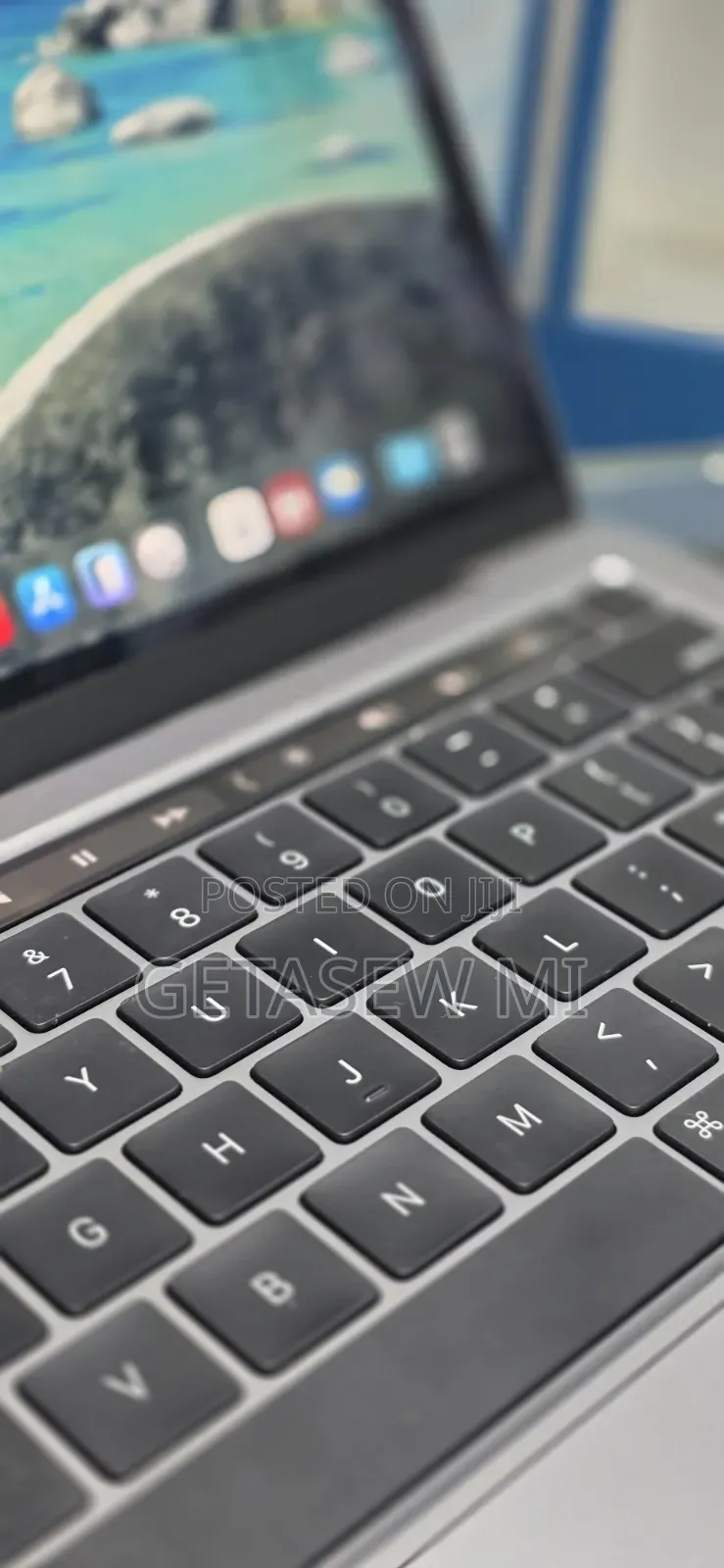 New Laptop Apple MacBook Pro 2022 M2 8GB Apple M2 SSD 512GB