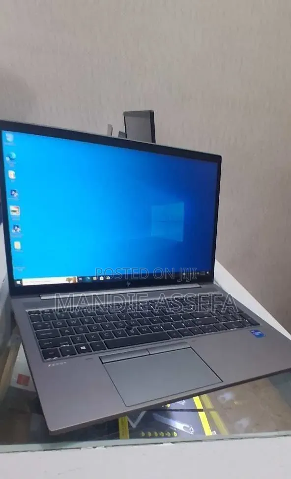 New Laptop HP ZBook Firefly G8 16GB Intel Core i7 SSD 512GB