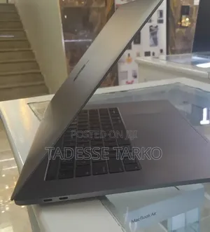 New Laptop Apple MacBook Pro 2018 16GB Intel Core i7 SSD 512GB