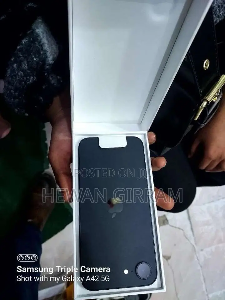 New Apple iPhone 16e 128 GB Black