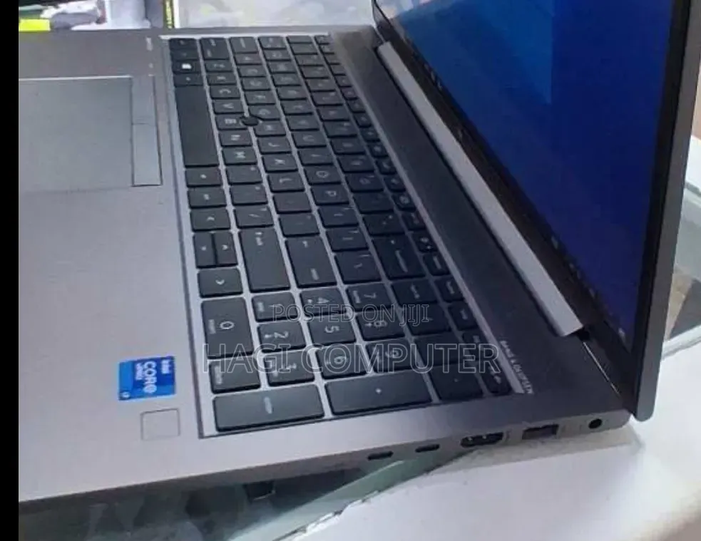 New Laptop HP ZBook Firefly G8 16GB Intel Core i7 SSD 512GB