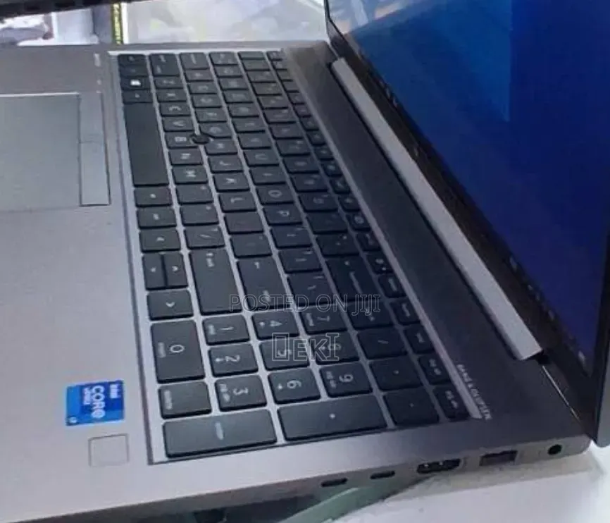 New Laptop HP ZBook Firefly G8 16GB Intel Core i7 SSD 512GB