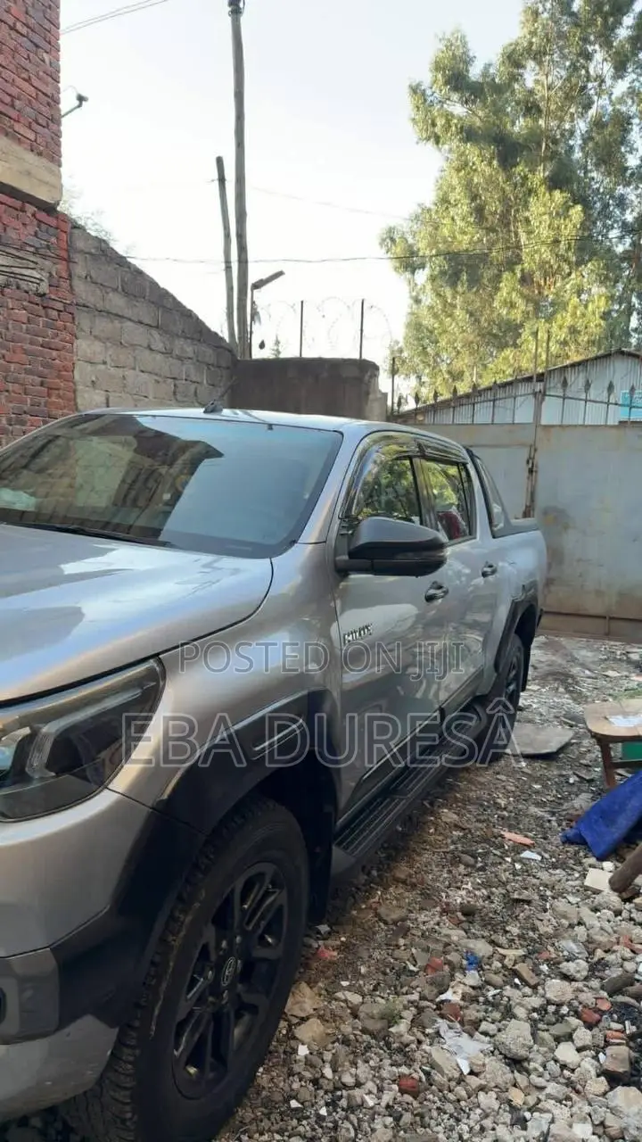 Toyota Hilux 2023 Gray