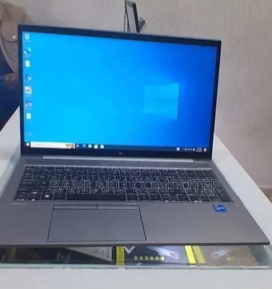 New Laptop HP ZBook Firefly G8 16GB Intel Core i7 SSD 512GB