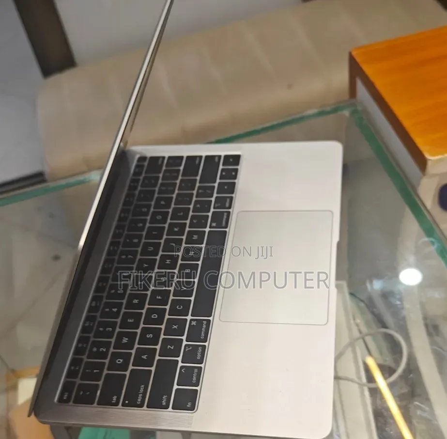 New Laptop Apple MacBook Air 2019 8GB Intel Core i5 SSD 256GB