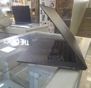 New Laptop Apple MacBook Pro 2018 16GB Intel Core i7 SSD 512GB