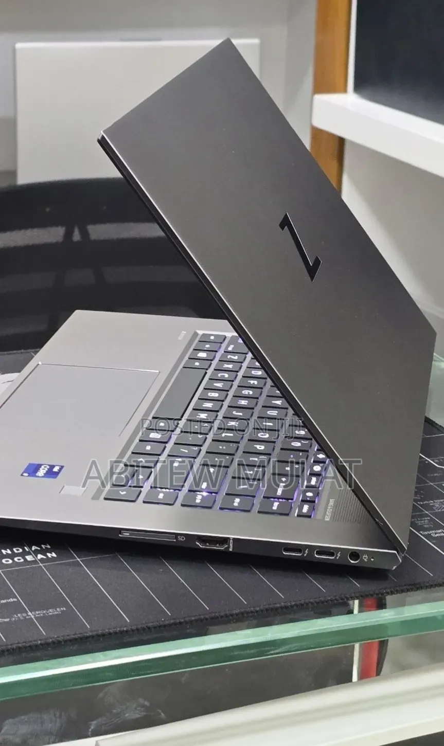 New Laptop HP ZBook Firefly G8 32GB Intel Core i9 SSD 512GB