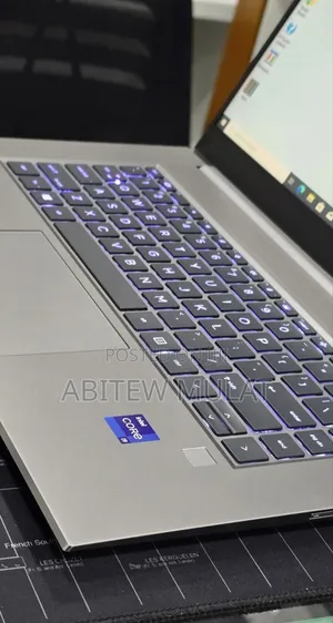 New Laptop HP ZBook Firefly G8 32GB Intel Core i9 SSD 512GB