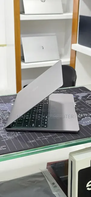 New Laptop Apple MacBook Pro 2022 M2 16GB Apple M2 SSD 512GB