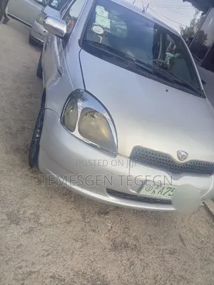 Toyota Vitz 2000 Silver