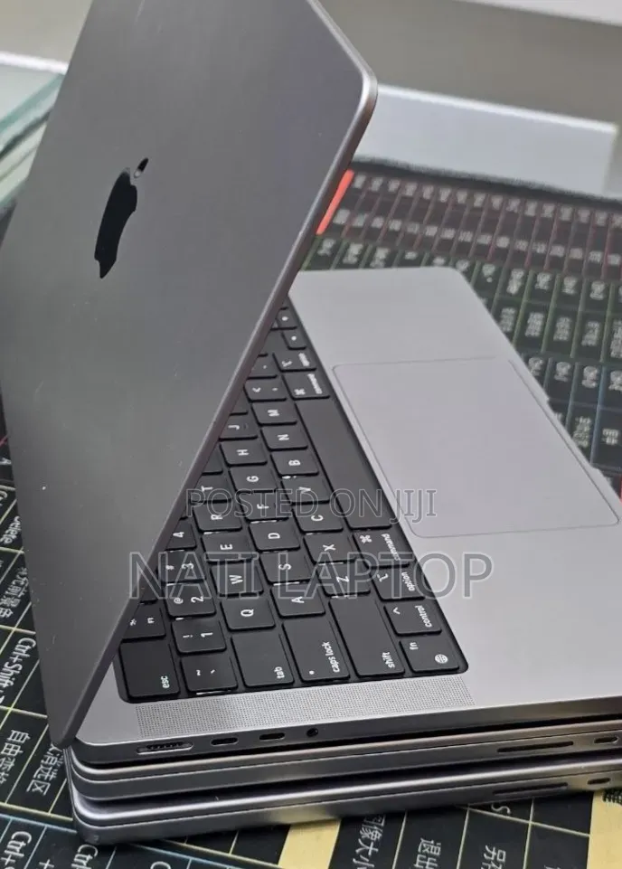 New Laptop Apple MacBook Pro 2022 M2 16GB Apple M2 SSD 512GB