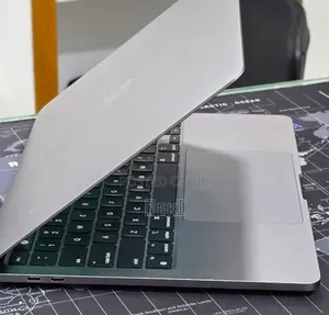 New Laptop Apple MacBook Pro 2022 M2 16GB Apple M2 SSD 512GB