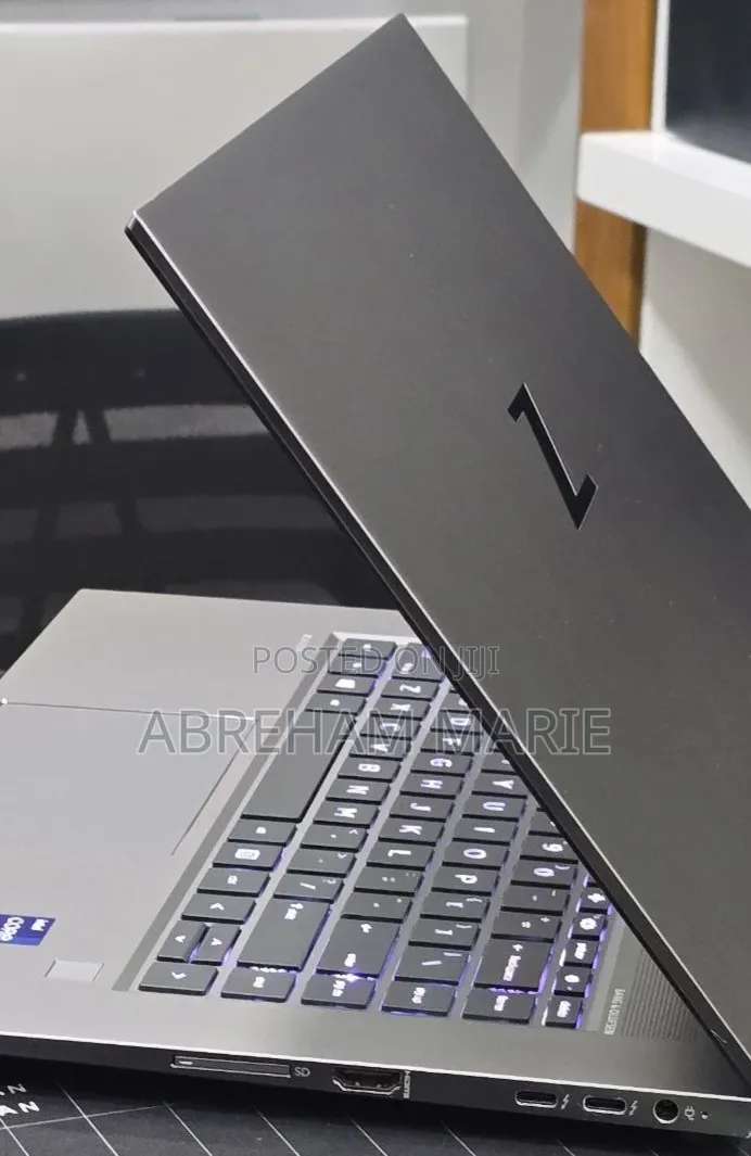 New Laptop HP ZBook Firefly G8 32GB Intel Core i9 SSD 512GB