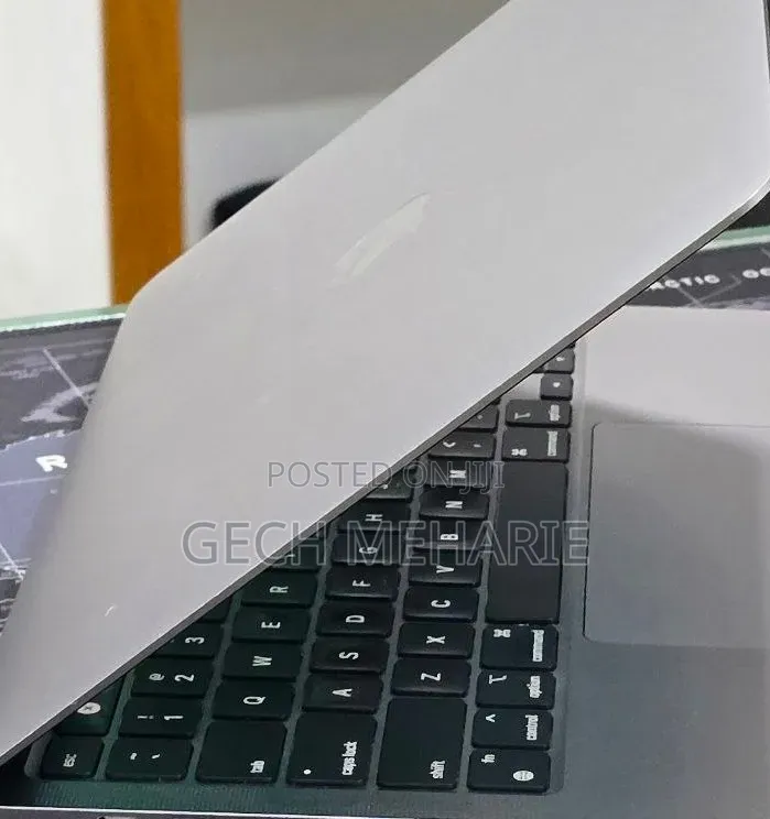 New Laptop Apple MacBook Pro 2022 M2 16GB Apple M2 SSD 512GB
