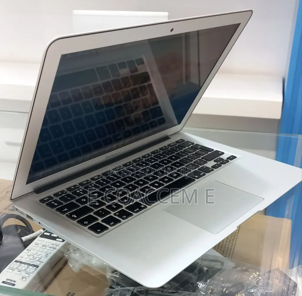 New Laptop Apple MacBook 8GB Intel Core i5 SSD 128GB