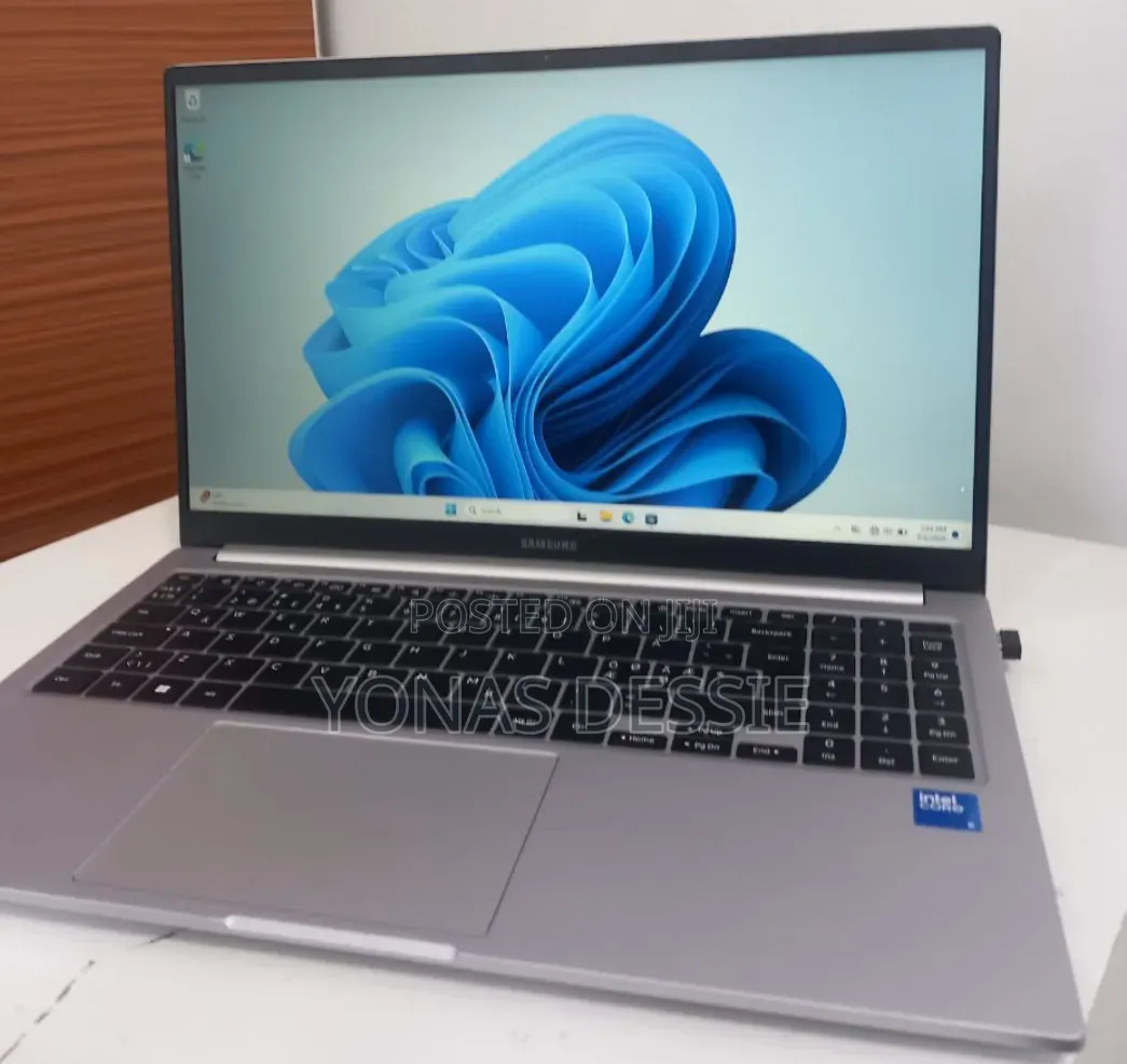 New Laptop Samsung Galaxy Book4 8GB Intel Core 5 SSD 512GB