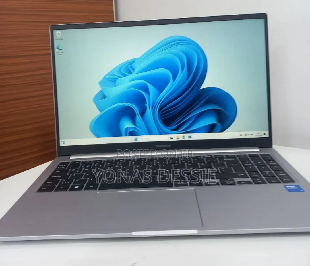 New Laptop Samsung Galaxy Book4 8GB Intel Core 5 SSD 512GB
