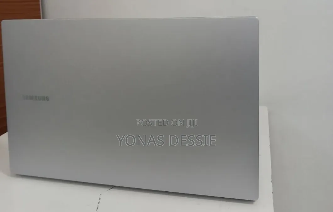 New Laptop Samsung Galaxy Book4 8GB Intel Core 5 SSD 512GB