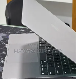 New Laptop Apple MacBook Pro 2022 M2 16GB Apple M2 SSD 512GB