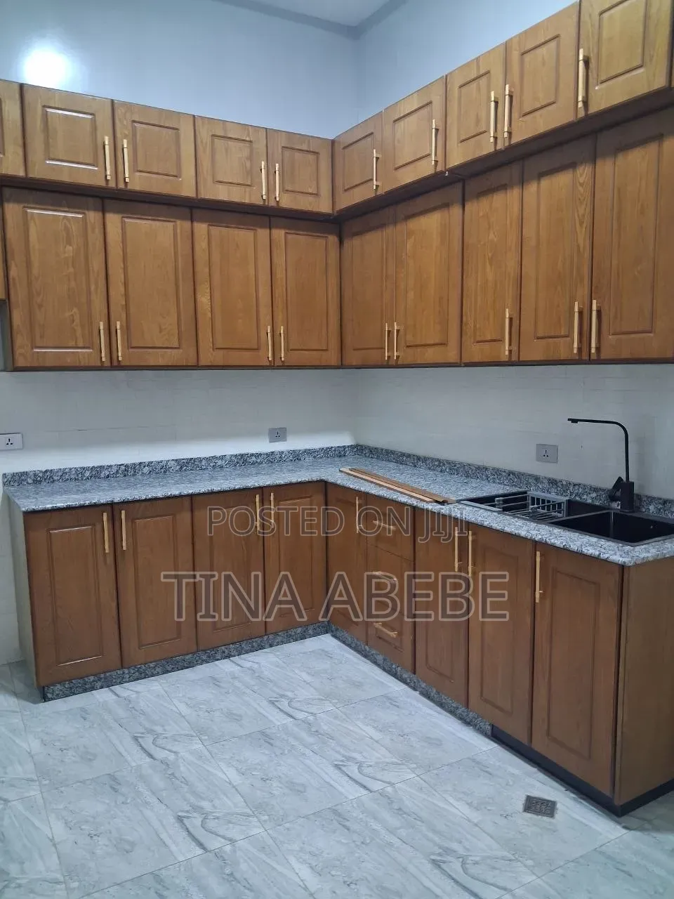 5bdrm House in Akaky Kaliti for sale