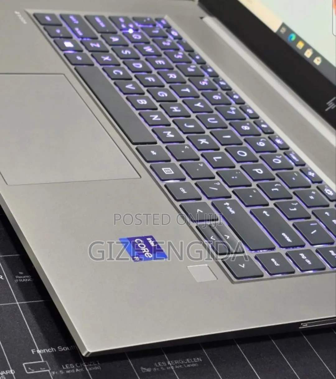 New Laptop HP ZBook Firefly G8 32GB Intel Core i9 SSD 512GB